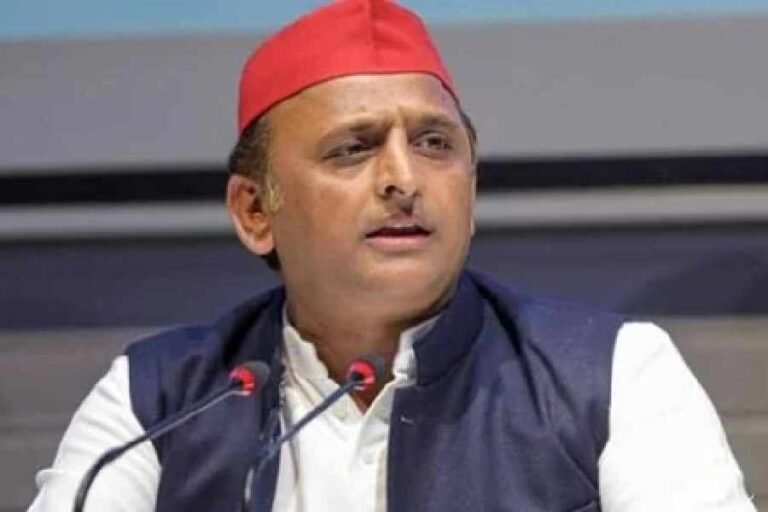 Akhilesh Yadav’s Late-Night Visit to JPNIC: Criticizes Government for Blocking Entry with Tin Sheets