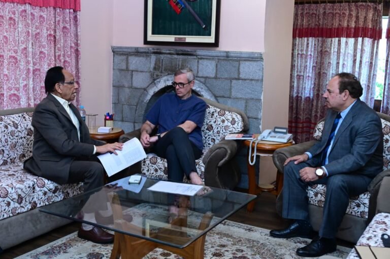 Prof. Gupta and CM Omar Abdullah discussing disaster preparedness