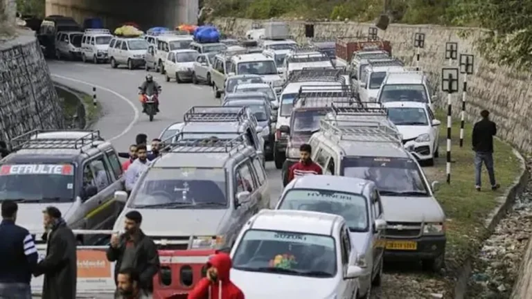 Jammu-Srinagar NH Reopens For LMVs After 8 Days, Heavy Traffic Still Suspended