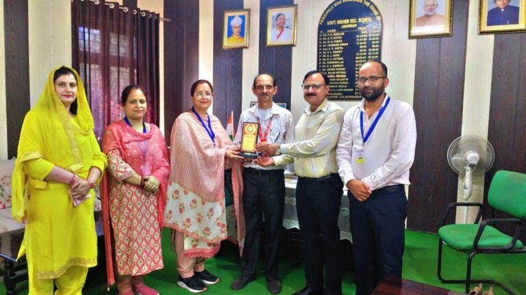 PM Shri Government Girls Middle School Jindrah Felicitates National Teacher Awardee Jenab Kuldeep Gupta