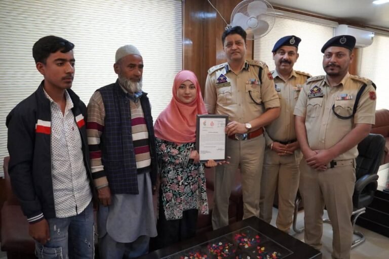 SSP DODA FELICITATES OUTSTANDING WARDS OF POLICE MARTYRS OF DODA