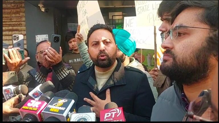 Hundreds of Youth Join Harshvardhan Singh to Protest Closure of SMVD Medical College; Activist Blames BJP for ‘Political Sabotage