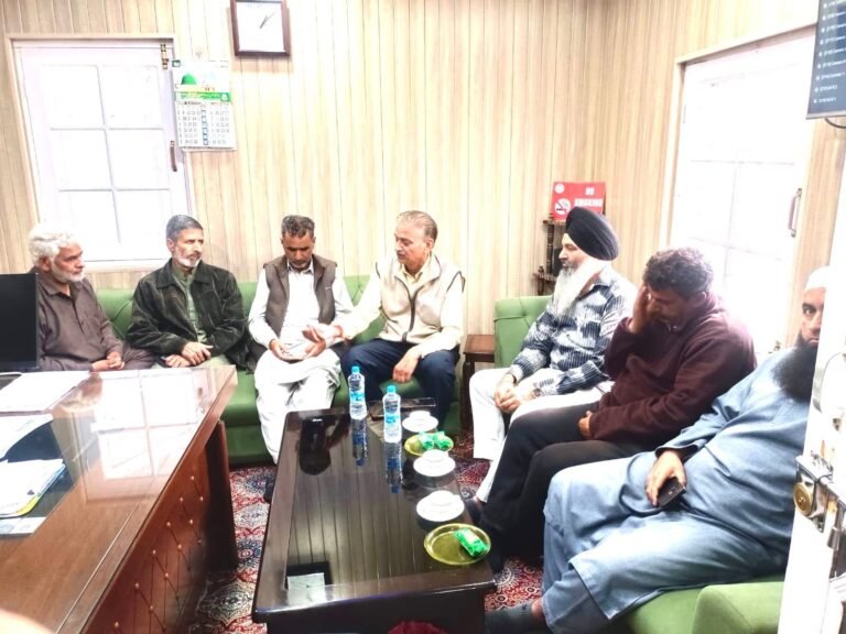 Satish Sharma Meets Fruit Growers in Lachchipora, Kashmir; Hears Grievances, Concerns Rise Over Trade Deal; Congress Assures Full Support